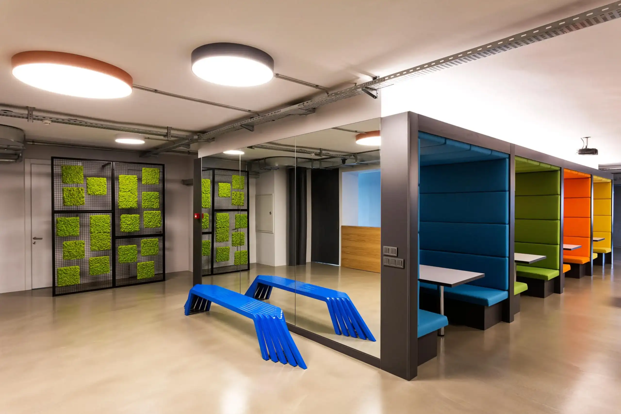 google-dome-instanbul-mikrobeton-zemin alanları yandan görünüm, solda dekoratif dikey bitkilerin olduğu duvar ve aynalı duvar, zeminde bej renkli Nea mikrobeton uygulaması