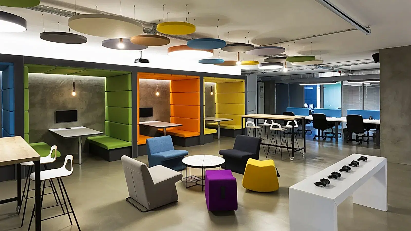 google-istanbul-nea-mikrobeton google dome istanbul ofisi ortak alanı, renkli oturma ve dinlenme alanları, zeminde bej renkli Nea mikrobeton uygulaması