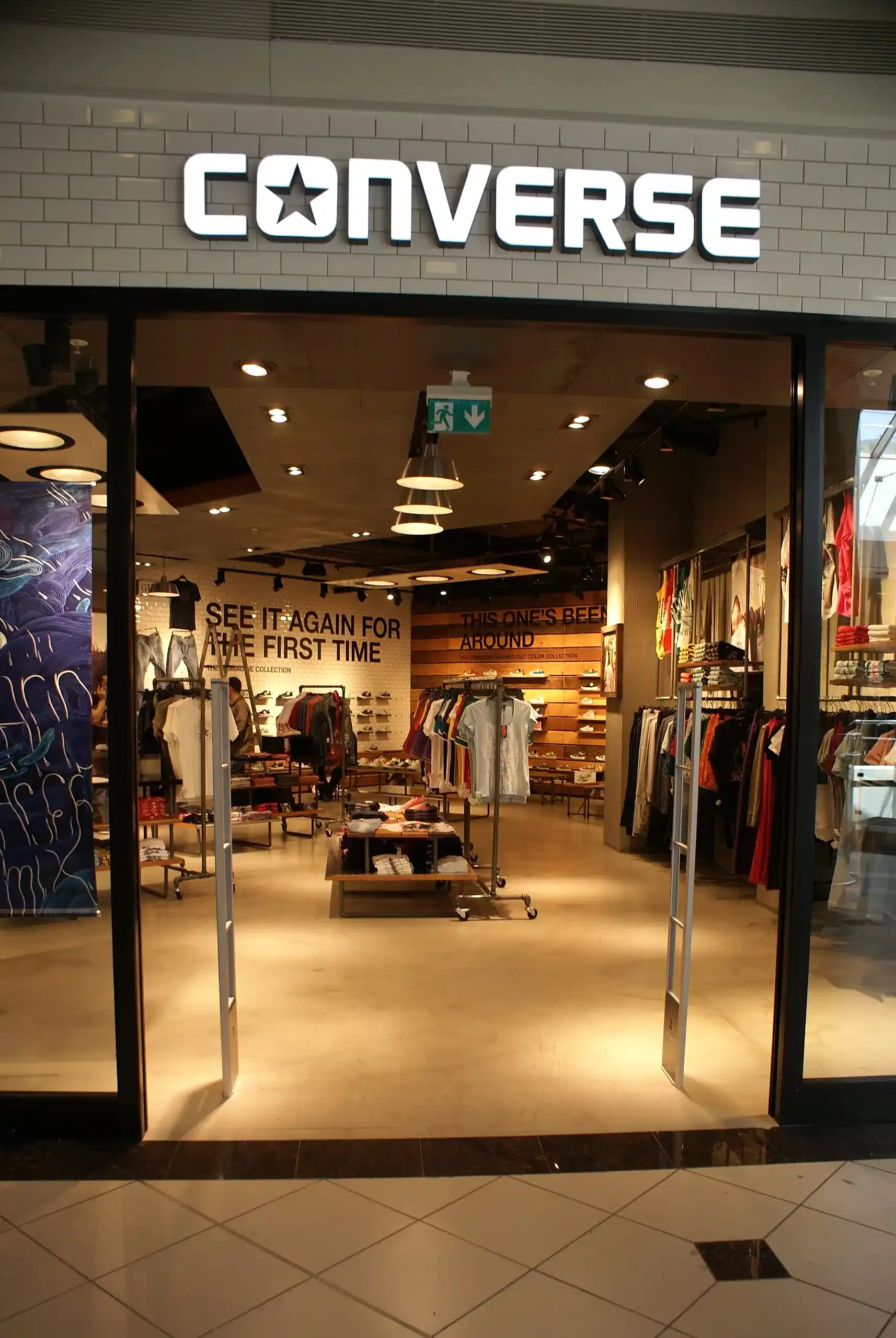 Magaza mikrobeton zemin Converse mağazasında zeminde kahverengiye boyalı ve cilalı mikrobeton