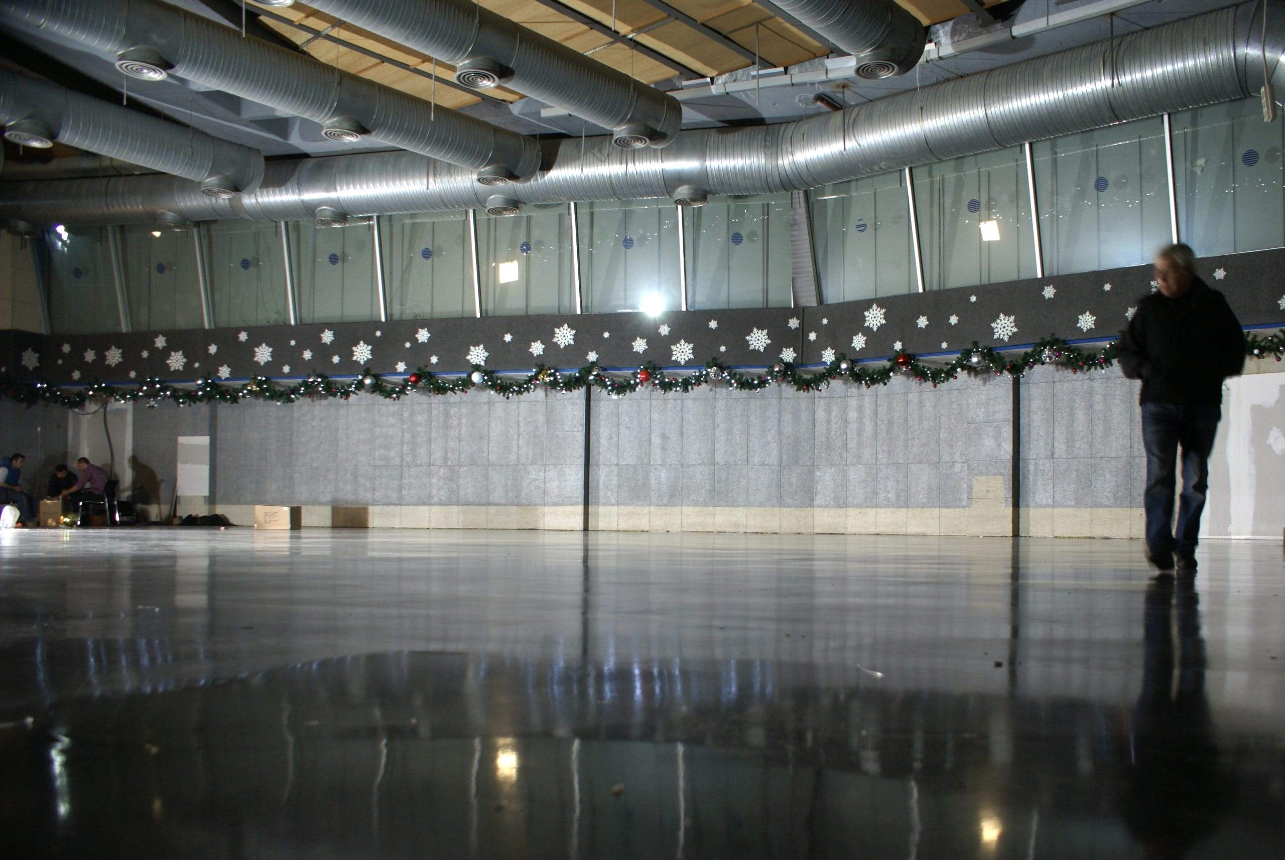 Nea Mikrobeton - Beymen Beymen mağazası için yılbaşında yapılan mikrobeton uygulaması. geniş bir alanda yeni tamamlanmış gri renkte miktobeton üzerinde bir erkek en sağda zemin üzerinde yürüyor.